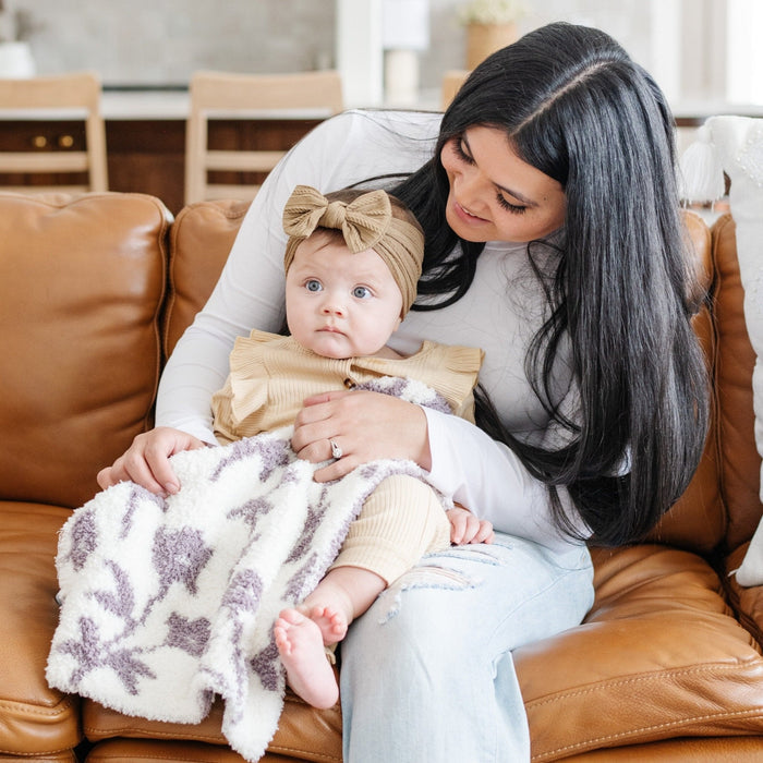 Mom and baby girl sitting with adorable Pansy DOUBLE-LAYER BAMBONI MINI BLANKETS - Saranoni