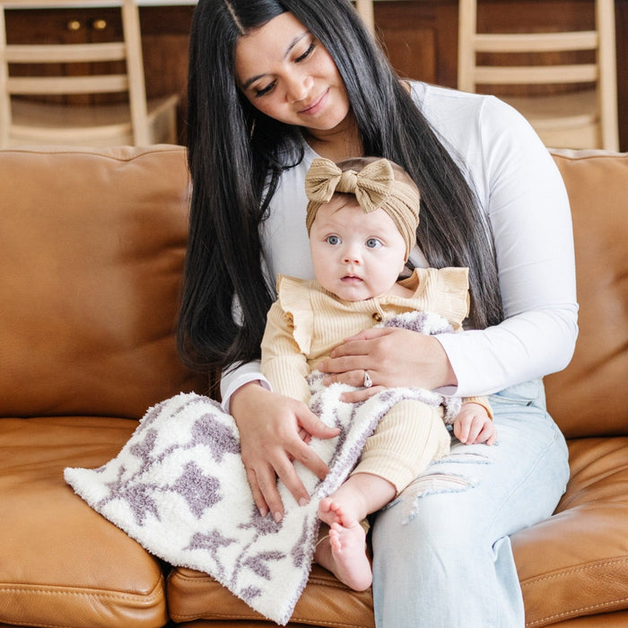 Mom and little girl snuggling in comfy and cozy Pansy DOUBLE-LAYER BAMBONI MINI BLANKETS - Saranoni